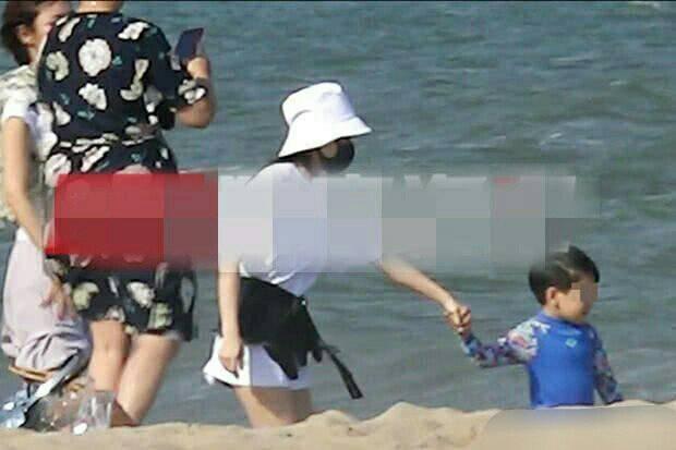 王子文首承认有孩子,晒合照表白儿子,经纪人表示其生父身份保密