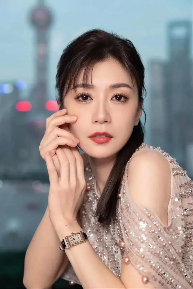 贾静雯靓丽美图大秀事业线!肤白貌美大长腿性感撩人