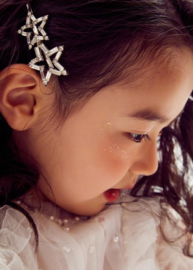 董璇晒5岁女儿写真,白色公主裙配精致波浪卷超萌,被指神似爸爸