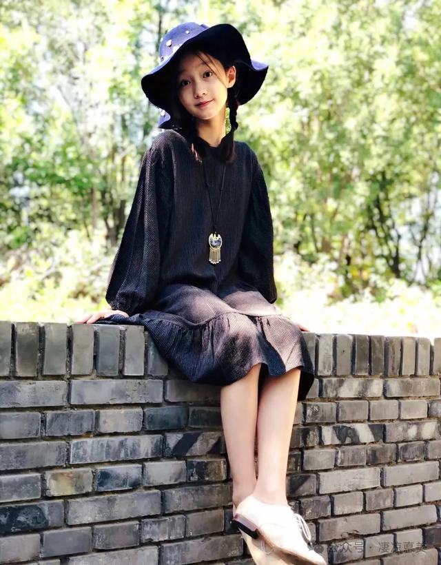 赵薇“女儿”3岁演公主,7岁被全网禁止整容,如今17岁美得不敢认
