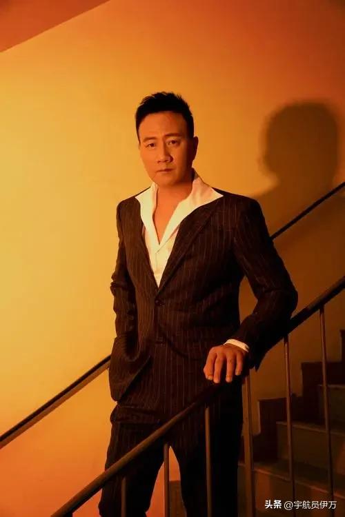 兜来转去,原来胡军的父母是他们夫妻俩!难怪能红遍大江南北