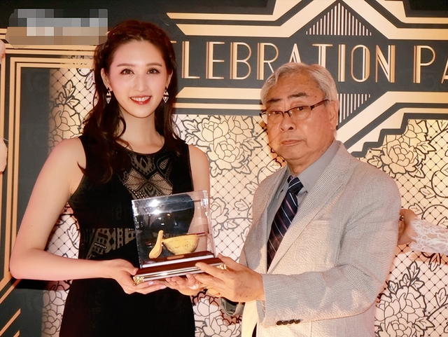 昔日争议港姐官宣结婚,曾与港大51岁富豪传绯闻,今美丽更胜从前