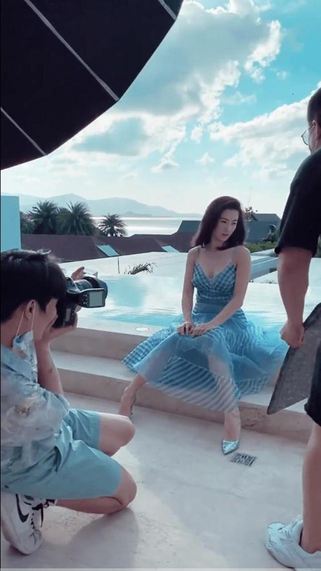张柏芝酒店拍大片,穿深V吊带姿势魅惑,丝毫不怕动作太大会走光