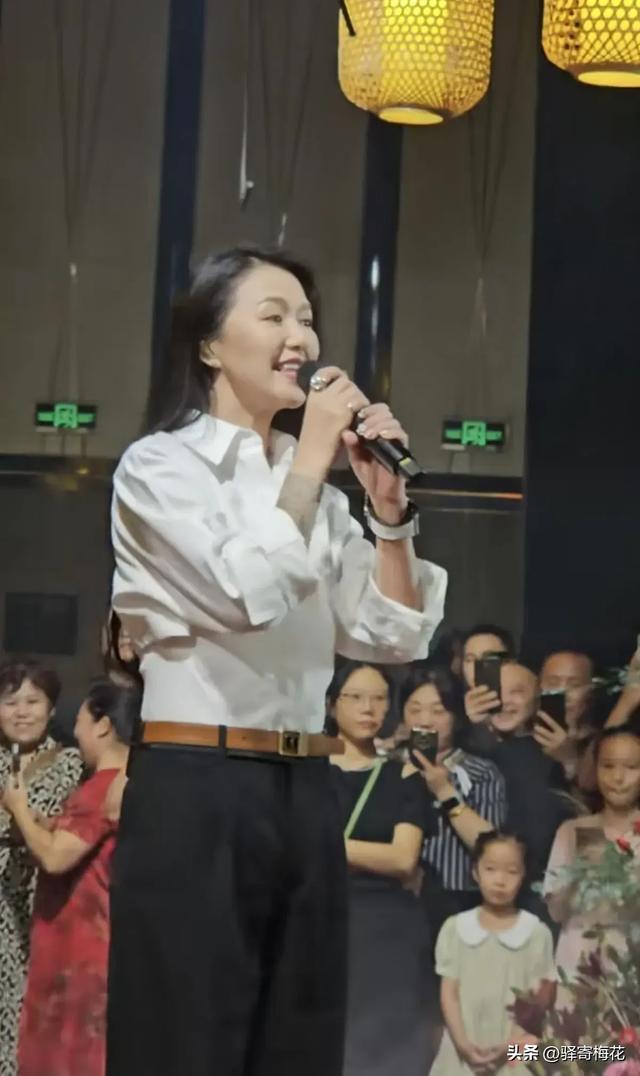 谭维维在外婆90岁生日宴上献唱，穿长袖却露出部分花臂，有点吓人