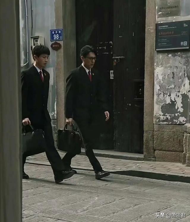 成毅拍戏被偶遇，身材消瘦像大学生，靳东面部发福被嘲像大叔