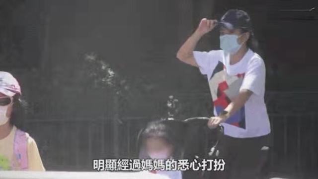 黎明妻子带3岁女儿现身,穿母女装婚戒抢眼,女儿乖巧五官像爸爸