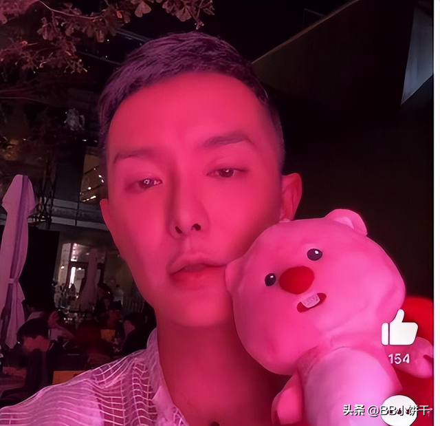 杨幂和父母现身深圳,罕见谈闺女,一个礼物暴露和女儿的真实关系