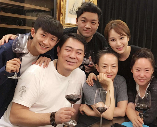 高亚麟携娇妻罕现身,体态饱满肚大如箩,与妻结婚12年不离不弃