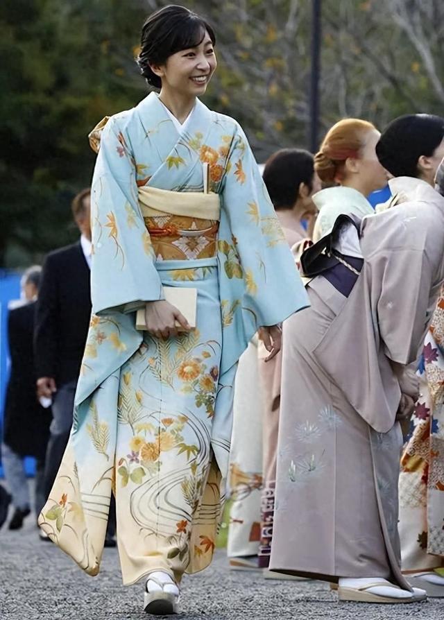 日本皇室姐妹花:佳子公主漂亮30岁未嫁,爱子公主无缘皇位反被困