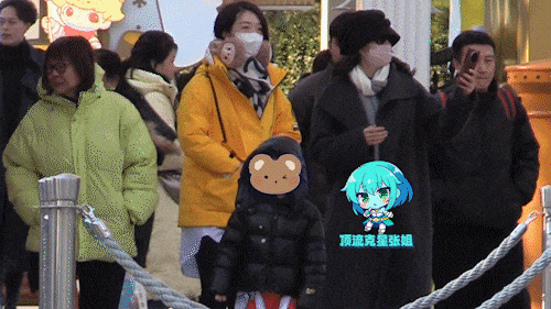 章子怡带儿子去游乐园 抽到奖品兴奋庆祝画面温馨