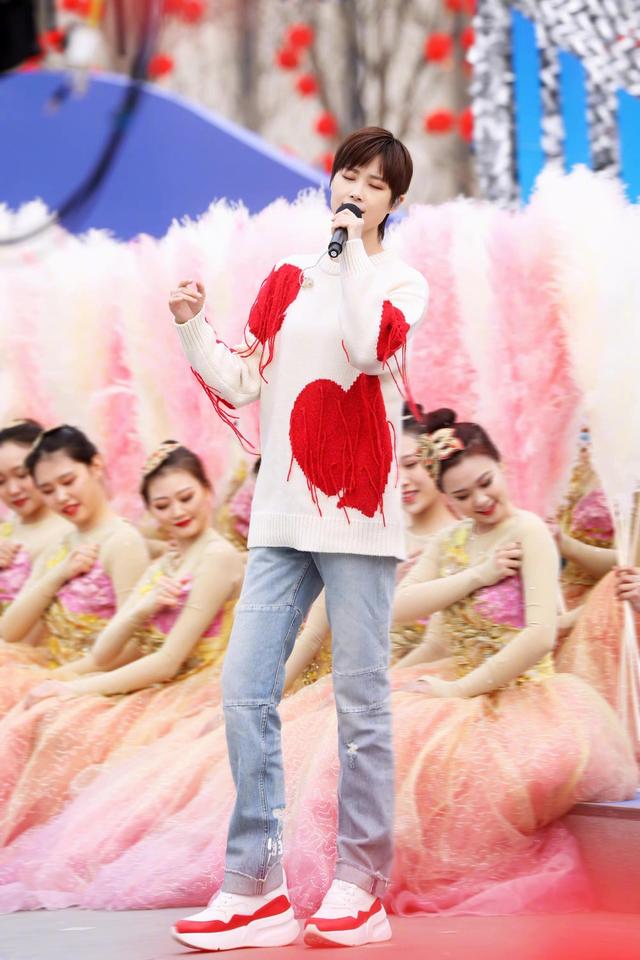 李宇春献唱金曲《和你一样》毛衣搭配仔裤活力满满