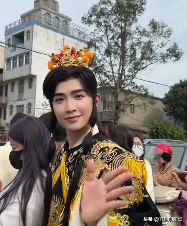 网红朱哲立cos赵世子引众怒,评论区被冲,本人发文解释被打脸