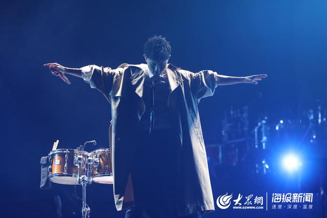 张杰「未·LIVE」巡回演唱会青岛站深情唱响 万人同唱“蓝精灵”嗨爆全场