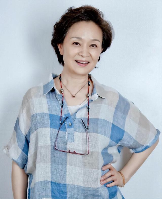 刘莉莉:30多岁相亲嫁圈外人,为家庭放弃事业,如今女儿成她骄傲
