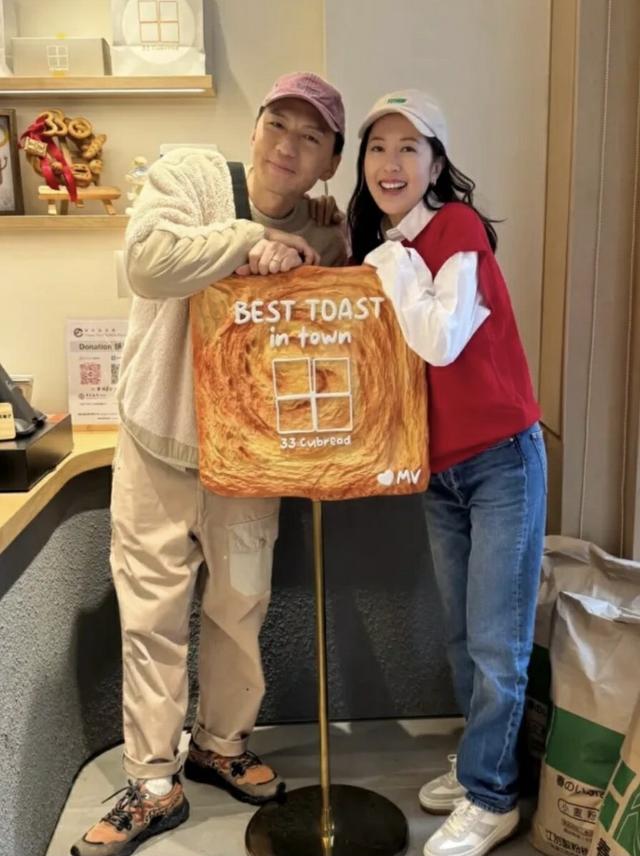 TVB视后新年忙不停!形单影只参加各种聚会,与旧拍档合体晒友谊