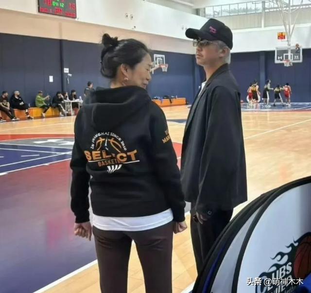 45岁邓超看儿子打球被偶遇,胡子花白显沧桑,知情人曝白发原因