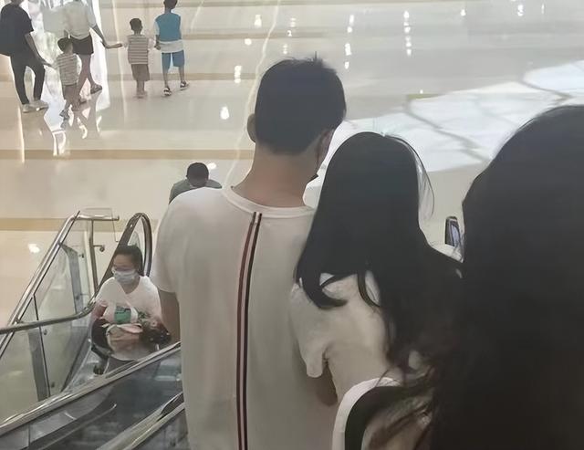 孙杨恋情添实锤!与张豆豆合体逛街被偶遇,两人甜蜜依偎感情稳定