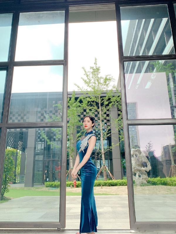 “亚洲第一美女”克拉拉,穿旗袍优雅又妩媚,依旧遮不住的性感