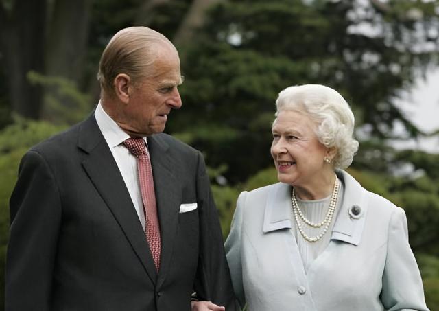 欧洲唯一实权王室，英国女王身世大揭秘，亲民领袖背后一地鸡毛