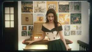 吻戏滚床单(这一次轮到刘亦菲翻车？《玫瑰的故事》床吻戏一出，观众直呼荒唐)