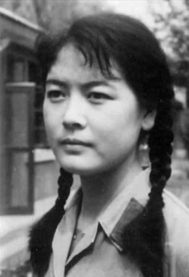 杨雅琴:八一厂花旦,《苦菜花》美丽娟子,葬礼上两任丈夫都不来