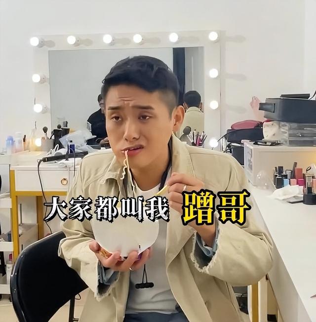 娱圈底层演员现状,陪母街头卖菜,结不起婚,租不起房,治不起病
