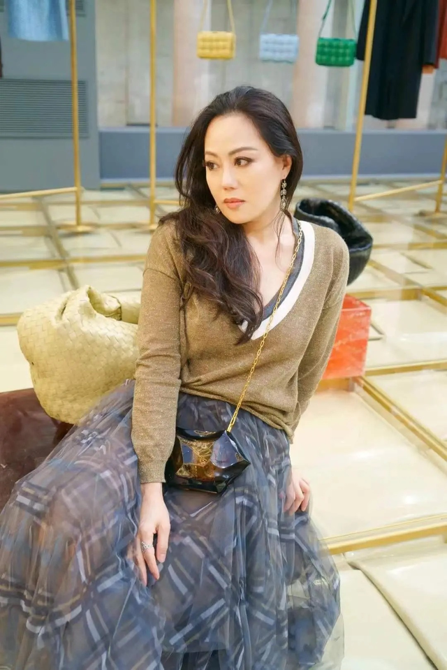 羡慕章小蕙的上流贵妇生活,曼妙身材+昂贵穿搭,不愧是人间尤物