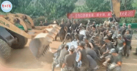 救出被困群众,武警官兵却“话锋”一转:你这个老弟啊,要减肥啦