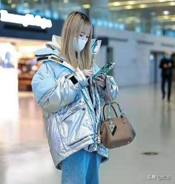 马蓉久违更新视频动态,做托腮动作再秀手上钻戒,疑默认再婚传闻
