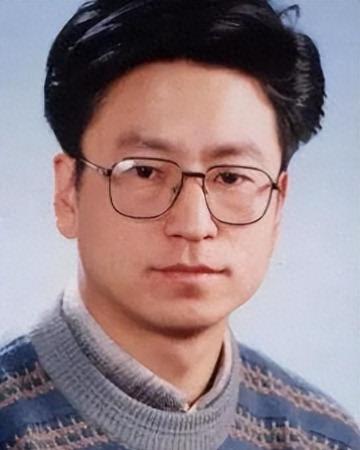 事实证明,“跌落神坛”的白岩松,已经走上了另一条大道