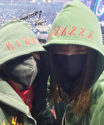 雷佳音罕秀恩爱,外出逛街帮老婆背包,8岁女儿身高优越有气质