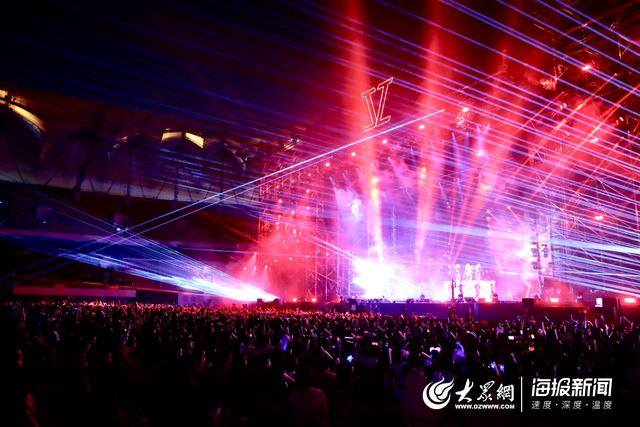 张杰「未·LIVE」巡回演唱会青岛站深情唱响 万人同唱“蓝精灵”嗨爆全场