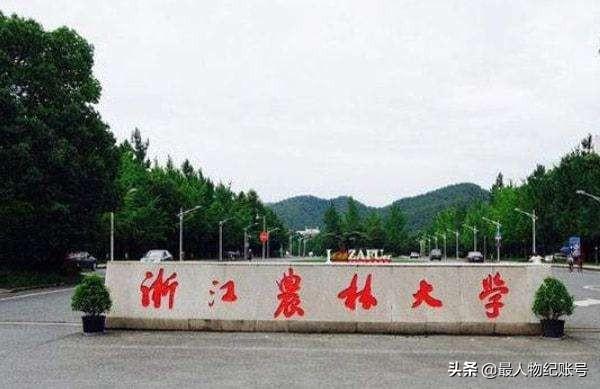 17年前,背母上大学的刘霆,后来变性成为女人,如今怎么样了?