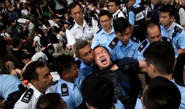 5名小学生上山抓青蛙,突然神秘失踪,11年后被发现埋尸在家门口