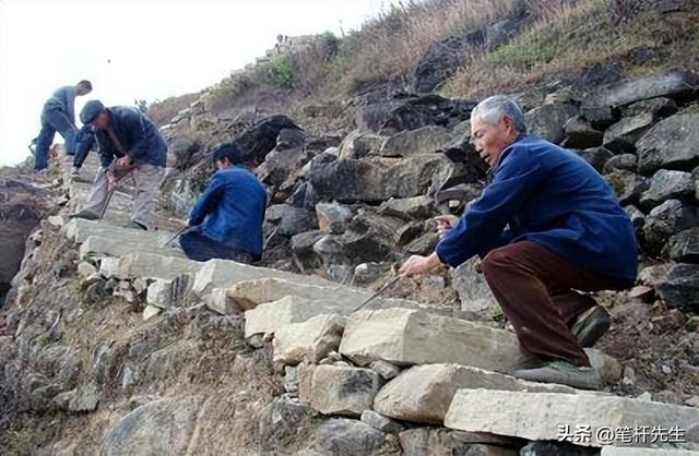 2000年,江西孝子亲手将父亲制成“木乃伊”,供奉家中无人敢拜访