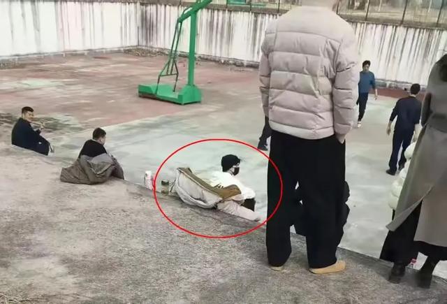 杨洋开法拉利回农村老家过年村头偷偷看打篮球超惬意