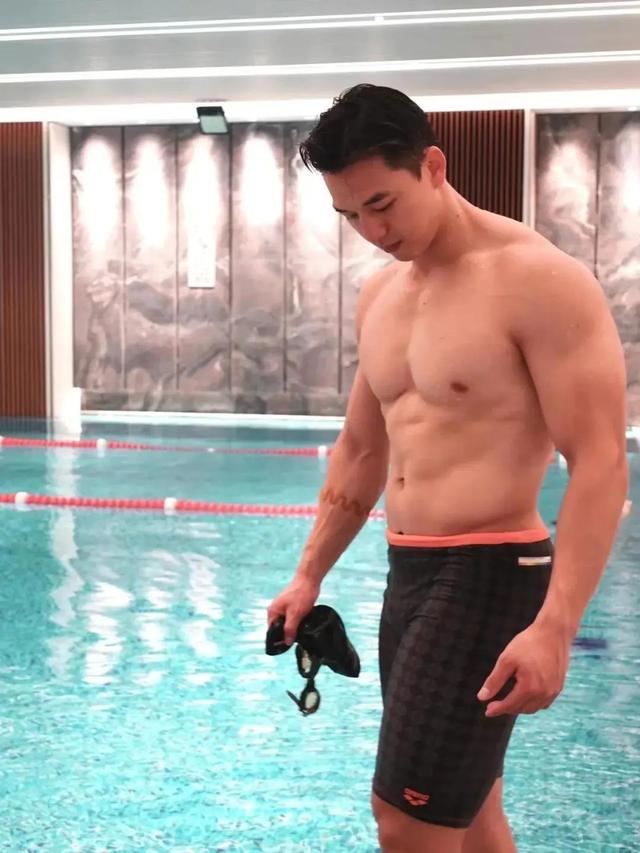 住院的肌肉男火了!这胸肌太好看了!