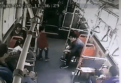 小男孩在公交上公开挑衅男子,结局令人感叹:父母的宠爱终酿恶果