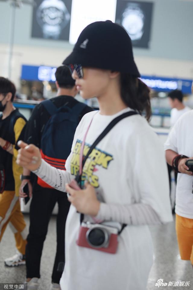 杨超越穿着清凉 戴渔夫帽遮面难掩素颜丽质