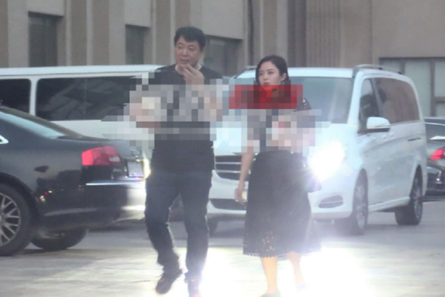 高亚麟携娇妻罕现身,体态饱满肚大如箩,与妻结婚12年不离不弃