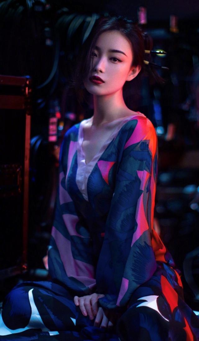 不知道有韵味的是倪妮还是她那双会说话的眼睛