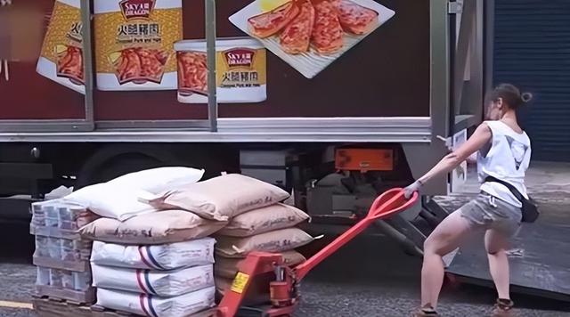 还记得“最美搬运工”朱芊佩吗?她完成逆袭,靠搬运货物年赚百万