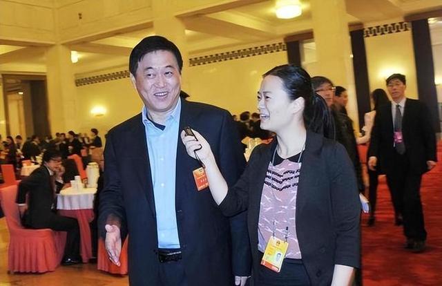 00年,岳阳书记离任时,却猛然发现自己连市委大门都走不出,为何