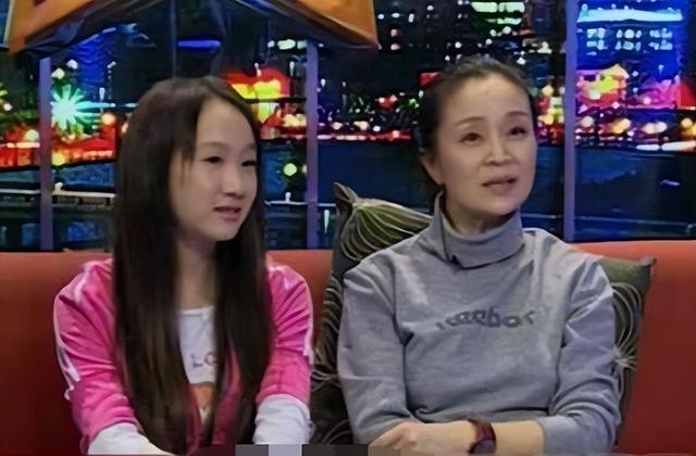 刘莉莉:30多岁相亲嫁圈外人,为家庭放弃事业,如今女儿成她骄傲