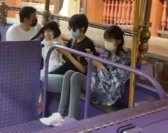 陆毅一家四口拍大片，13岁贝儿越来越美，母女逆天长腿超吸睛