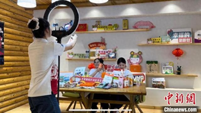 (追风逐日看新疆)到“我的阿勒泰”直播助农