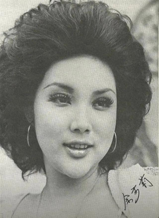 邵氏艳星余莎莉,两婚两离,晚年摆摊为生,父亲是抗日名将余程万