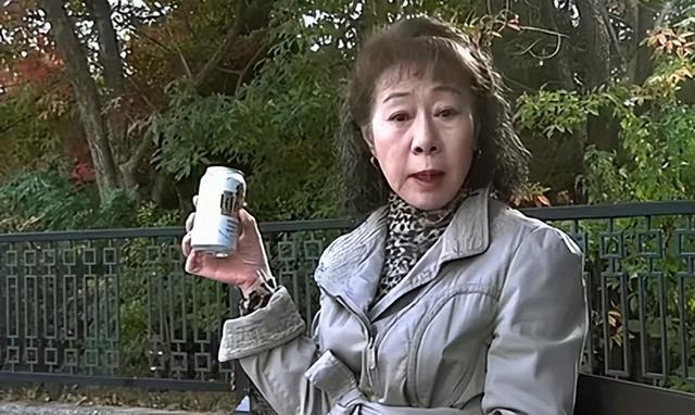 韩国《酒神小姐》:65岁老妇做站街女,撕开老年人的情欲与痛苦
