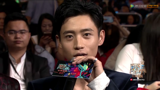 160409 魏晨演绎杀人狂版乔燃 收获“年度最受欢迎男歌手”奖