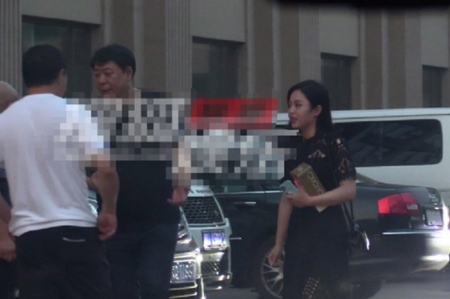 高亚麟携娇妻罕现身,体态饱满肚大如箩,与妻结婚12年不离不弃